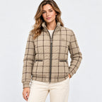 BIMOOX Merovia Winterjacke – Beige mit Karomuster – Model-Frau